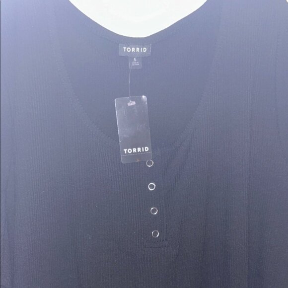 NWT Torrid Rib Scoop Neck Henley Short Sleeve Tee Size 5 Black - Picture 3 of 6